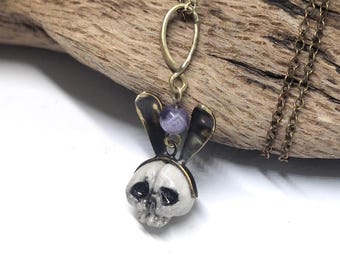 Totenkopf-Hasenanhänger: Amethyst, Messing und lufttrocknender Ton