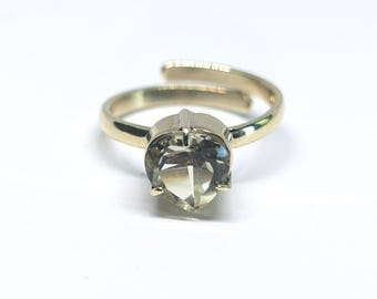 Anello regolabile in ottone con citrino sfaccettato color limone.