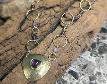 Driehoekige amethistketting, getextureerde messing geometrische hanger en handgemaakte kralenketting