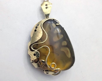 Amberhanger, uitgesneden messing ketting met natuursteen
