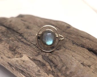 Floating Labradorite Brass Ring: Minimalist Oval Gemstone, Size 6