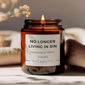 Könnte beinhalten: Ein braunes Glasgefäß mit einer Kerze und einem weißen Etikett mit der Aufschrift "NO LONGER LIVING IN SIN Samantha & Oliver 12.06.2020 MADE WITH LOVE CANDLE".