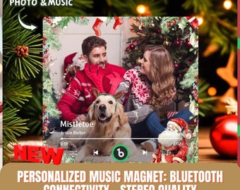 Pode incluir: Um íman musical personalizado com tema natalício. A imagem apresenta um casal, um cão e uma árvore de Natal. O íman tem conectividade Bluetooth e qualidade estéreo. O texto no íman inclui "Mistletoe" e "Justin Bieber". A palavra "NEW" também é visível.