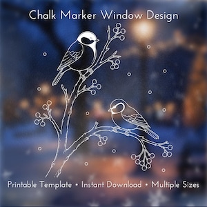 Op de afbeelding: Een witte lijntekening getiteld Chalk Marker Window Design met twee vogels op takken vol bessen en vallende sneeuw. De tekst onderaan luidt Printable Template • Instant Download • Multiple Sizes.