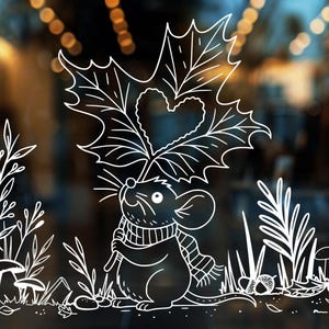 Può includere: Un disegno a tratto bianco di un topo che tiene una grande foglia con un ritaglio a forma di cuore. Il topo indossa una sciarpa ed è circondato da piante, funghi e ghiande, creando un tema autunnale.