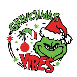 Könnte beinhalten: Festliche Grafik mit dem Grinch mit Weihnachtsmütze, den Worten "GRINCHMAS VIBES" in Rot und Grün. Der Grinch ist grün mit einem schelmischen Ausdruck und hält eine rote Kugel. Sterne und dekorative Elemente umgeben den Text.