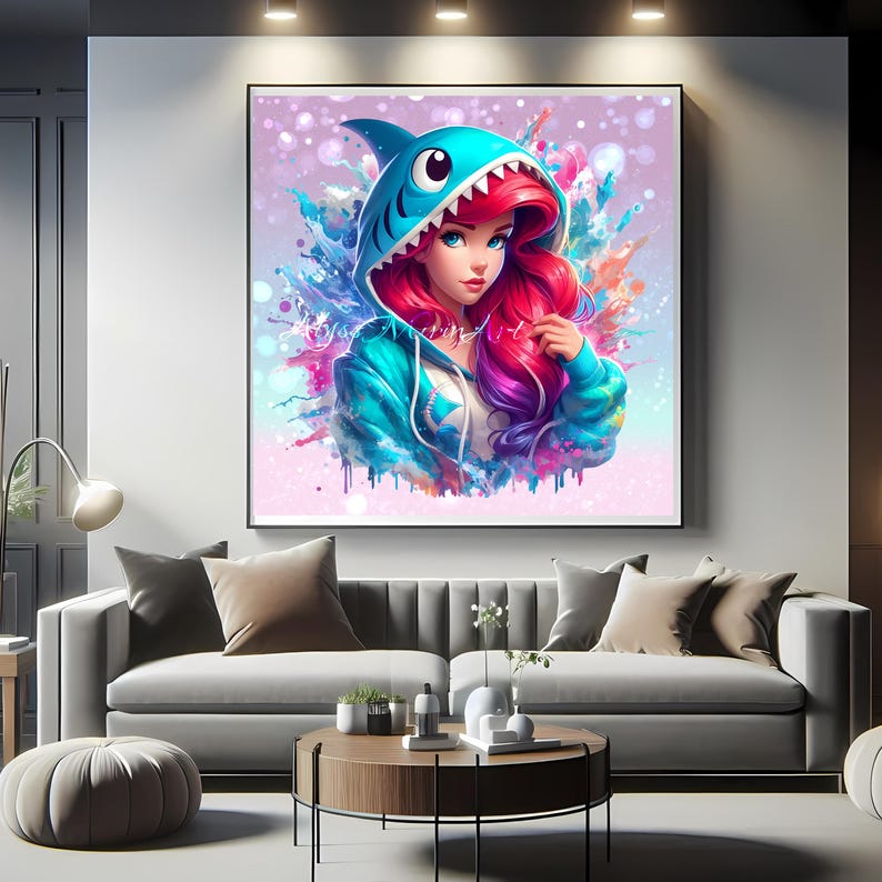 Op de afbeelding: Een ingelijste kunstdruk met een vrouw met rood en paars haar in een blauwe haaienhoodie. Het kunstwerk heeft een aquarel-stijl met spetters van blauw, roze en paars. De achtergrond is zachtroze met witte stippen.