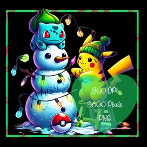 Könnte beinhalten: Ein blauer und weißer Schneemann mit einem grünen und blauen Pokémon-Charakter oben drauf. Ein gelber Pokémon-Charakter schmückt den Schneemann mit bunten Lichtern. Der Schneemann steht auf einer schneebedeckten Fläche mit einem roten und weißen Pokéball davor.