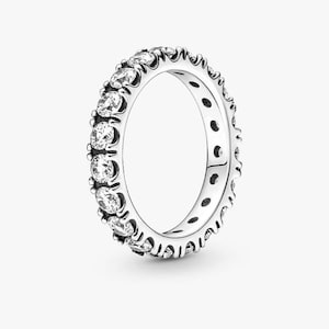 Puede incluir: Juego de tres tazas de cerámica con acabado moteado y mate. Las tazas son de color crema, gris claro y gris oscuro. Cada taza tiene un diseño minimalista y un asa redondeada. Altura aproximada de 10 cm.