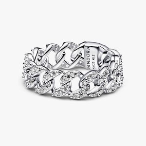 Puede incluir: Un anillo plateado con un diseño de eslabones de cadena. El anillo está incrustado con pequeñas piedras preciosas transparentes a lo largo de los bordes exteriores. El anillo está marcado con la marca "PANDORA" y "S925 ALE".