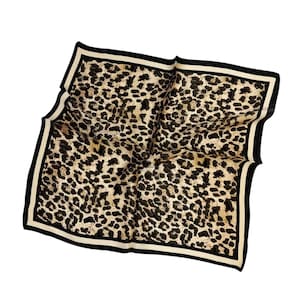 Può includere: Un foulard di seta con stampa leopardata marrone e nera con un bordo nero e bianco.
