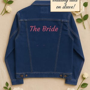 Personalisierte &#39;The Bride&#39; Jeansjacke: Gesticktes Hochzeitsdatum Ärmel