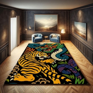 Può includere: Un grande tappeto rettangolare con un disegno di tigre e drago. La tigre è gialla e nera, mentre il drago è verde e blu. Il tappeto si trova in una stanza con poltrone blu e dipinti di paesaggi.