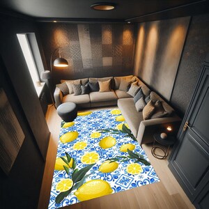 Puede incluir: Una alfombra rectangular con un patrón de baldosas azules y blancas, con limones amarillos y hojas verdes. La alfombra está en una sala de estar con un sofá seccional gris y paredes oscuras.