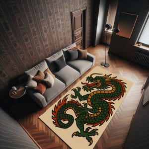 Puede incluir: Una alfombra rectangular con un diseño de dragón verde, amarillo y rojo. El dragón está centrado sobre un fondo crema. La alfombra está colocada sobre un suelo de madera en un salón, con un sofá gris y cojines decorativos.