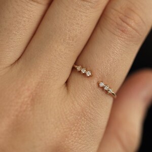 Anillo de compromiso con brazalete de moissanita: un exquisito solitario de oro de 14 k