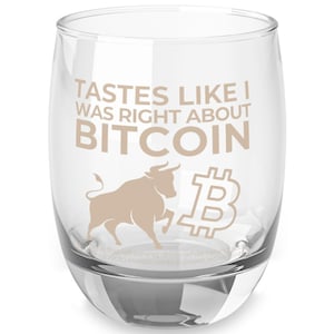 Könnte beinhalten: Ein klares Glas mit dem Text "Tastes like I was right about Bitcoin" und einem braunen Bullen mit einem Bitcoin-Symbol.