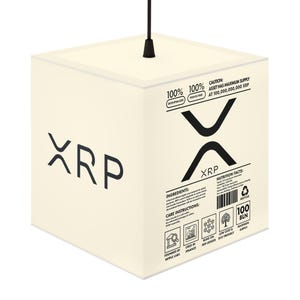 Puede incluir: Una lámpara cúbica de color crema con el logotipo XRP y texto. La lámpara tiene varias etiquetas informativas, incluyendo "100% Descentralizado", "Asset Has Maximum Supply" y "100 BLN". La lámpara está suspendida de un cable negro.