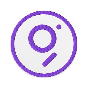 Könnte beinhalten: Lilafarbener gestickter Aufnäher mit weißem Hintergrund und einem stilisierten Buchstaben "g" in der Mitte.