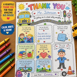 Può includere: Un biglietto di ringraziamento colorato e disegnato a mano per un autista di autobus. Il biglietto presenta un autobus scolastico giallo, una strada e varie illustrazioni con caselle di testo per la personalizzazione. Il testo dice "Grazie Sig. Johnson".