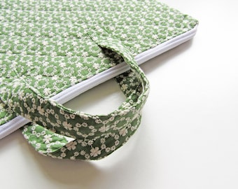 Capa para laptop em algodão verde bordado, acolchoada e com costura matelassê.