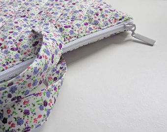 Capa para laptop em algodão floral, acolchoada e com alças.