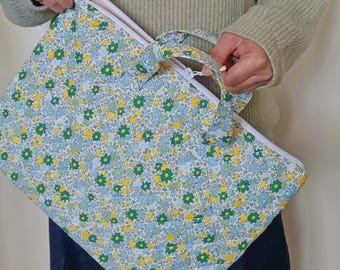 Capa para laptop em algodão floral: Capa acolchoada para laptop com alças.