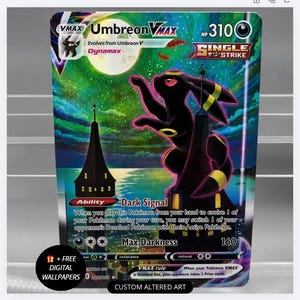 Può includere: Una carta collezionabile rettangolare Umbreon VMAX raffigurante una grande creatura nera con anelli gialli in piedi su una torre scura contro un cielo notturno verde con luna piena. La carta mostra il testo Umbreon VMAX, HP 310, Single Strike, Dark Signal e Max Darkness.
