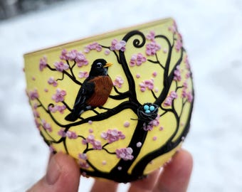 Candelabro de nido de petirrojo esculpido a mano sobre vidrio reciclado, árbol de flores color amarillo mantequilla