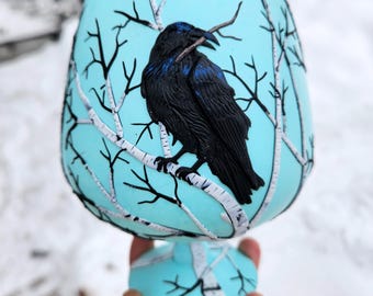 Candelabro de cuervo esculpido a mano sobre vidrio reciclado – Spring Harbinger Art