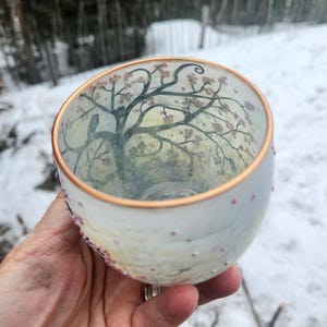 Puede incluir: Una taza de cer&aacute;mica blanca con un asa negra y el texto "But First, Coffee" en negro, con una fuente de estilo manuscrito. La taza est&aacute; sobre una superficie blanca.