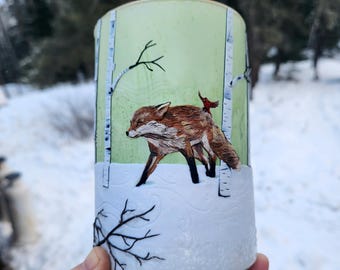 Zorro rojo y su amigo cardenal se enfrentan a una tormenta. Esculpido en un jarrón/candelabro de vidrio reciclado en color verde salvia.