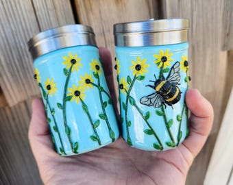 Gereserveerd voor Andrea Glass-zout- en peperset met een bij en Black Eyed Susans gevormd met polymeerklei