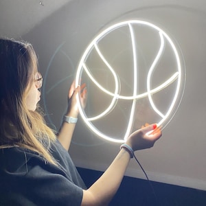 Insegna al neon di basket, regalo di Natale, luci sportive, decorazione da parete per camera da letto per ragazzi, decorazione per la stanza dello sport, insegna luminosa a LED fatta a mano, luce da basket