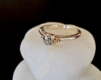 Weißer Saphir Solitär Ring, 14k und Sterling Silber. Größe 6
