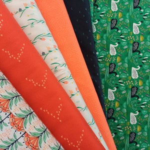 Könnte beinhalten: Eine Sammlung von sechs Stoffproben mit verschiedenen Mustern. Die Proben umfassen einen weißen Stoff mit einem grünen Blumenmuster, einen einfarbigen orangen Stoff, einen weißen Stoff mit einem grünen und orangen Blumenmuster, einen einfarbigen orangen Stoff mit einem weißen Dreiecksmuster, einen einfarbigen schwarzen Stoff und einen grünen Stoff mit einem weißen Schwanenmuster.