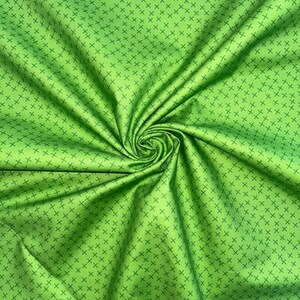 Puede incluir: Tela verde con un patr&oacute;n repetido de peque&ntilde;as cruces verde oscuro.