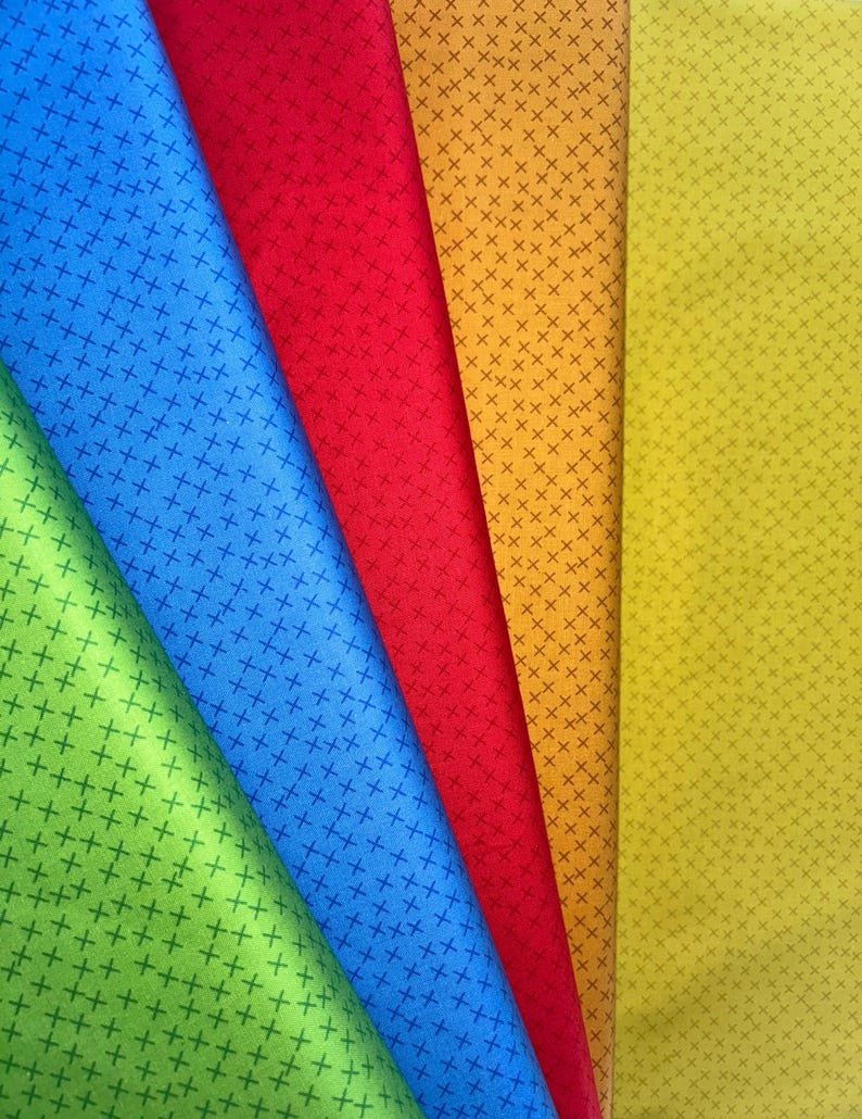 Puede incluir: Cinco muestras de tela con un patr&oacute;n de trama cruzada en tonos de verde, azul, rojo, naranja y amarillo.