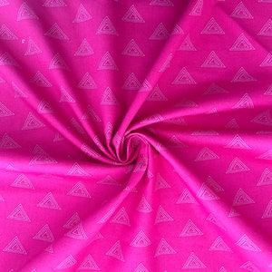 Może przedstawiać: Jasnor&oacute;żowa tkanina z powtarzającym się wzorem białych tr&oacute;jkąt&oacute;w. Materiał jest zebrany w wir, pokazując teksturę i fałdy materiału. Tr&oacute;jkąty są r&oacute;wnomiernie rozmieszczone na powierzchni.