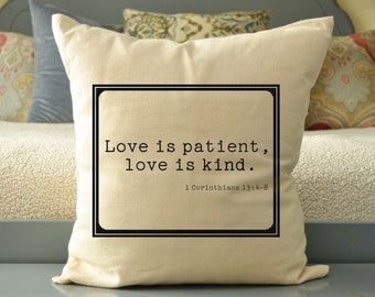 Presente religioso, presente espiritual, versículo bíblico, almofada do amor, presente de casamento, bodas de algodão, Coríntios // O amor é paciente, o amor é bondoso//