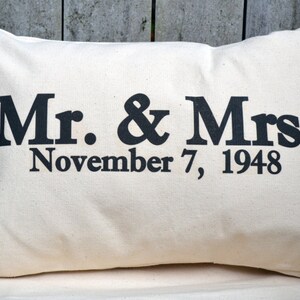 Hochzeitsdatum, personalisiertes Geschenk, Jahrestagsgeschenk, 2. Jahrestag, Hochzeitsgeschenk, Weihnachtsgeschenkidee, Mr & Mrs. Kissen, Baumwolljubiläum