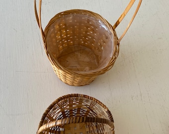 baskets  / with handke wicker baskets