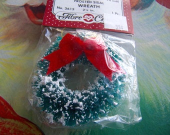 wreath ornament / frosted