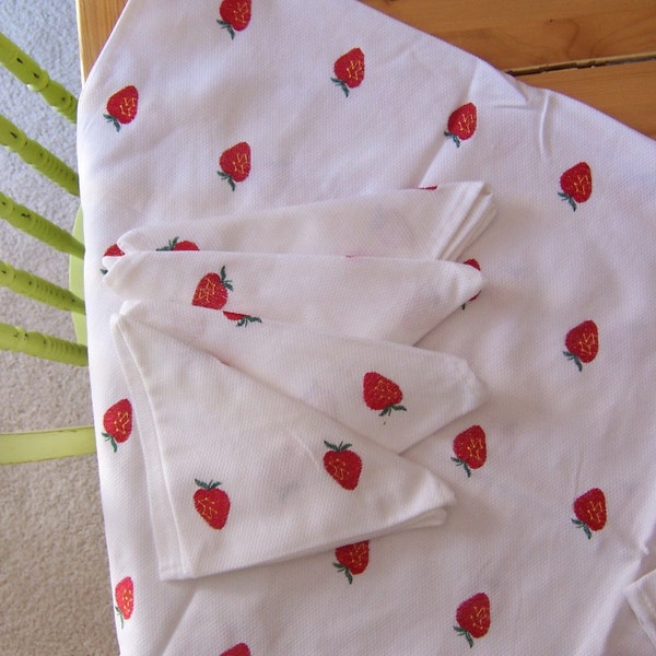 tablecloth / strawberry patch tablecloth and napkins