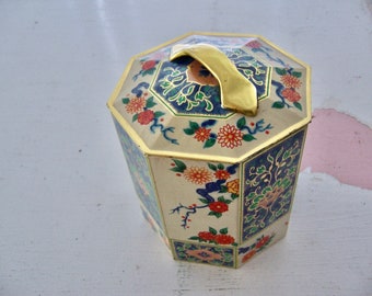 tin / lovely vintage tin container