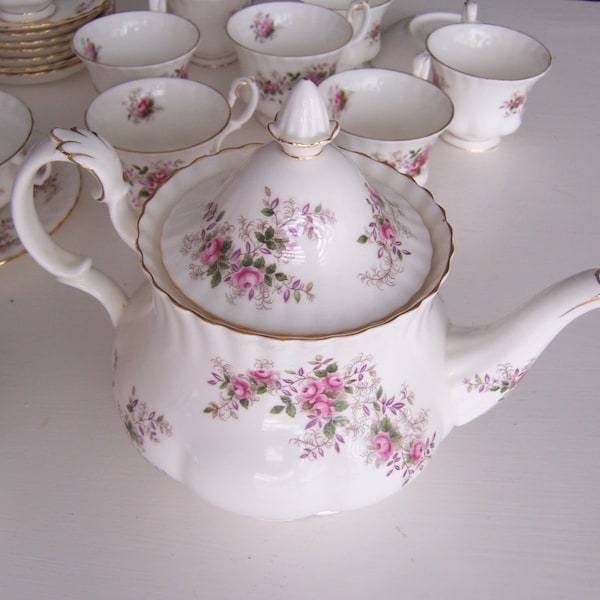 dishes / royal albert lavender rose china set