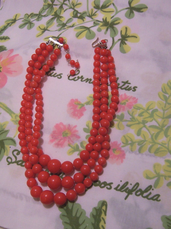 necklace / three strand beads