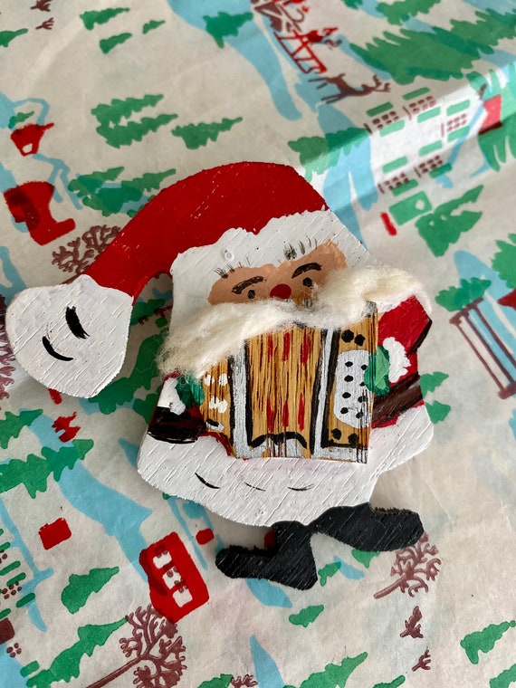 pin / little wooden santa pin - image 1