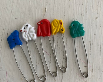 pins / colorful safety pins