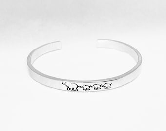 Mama elephant and baby elephants cuff bracelet, Thick Aluminum Cuff Bracelet, unique gift for mom, mama and baby elephants